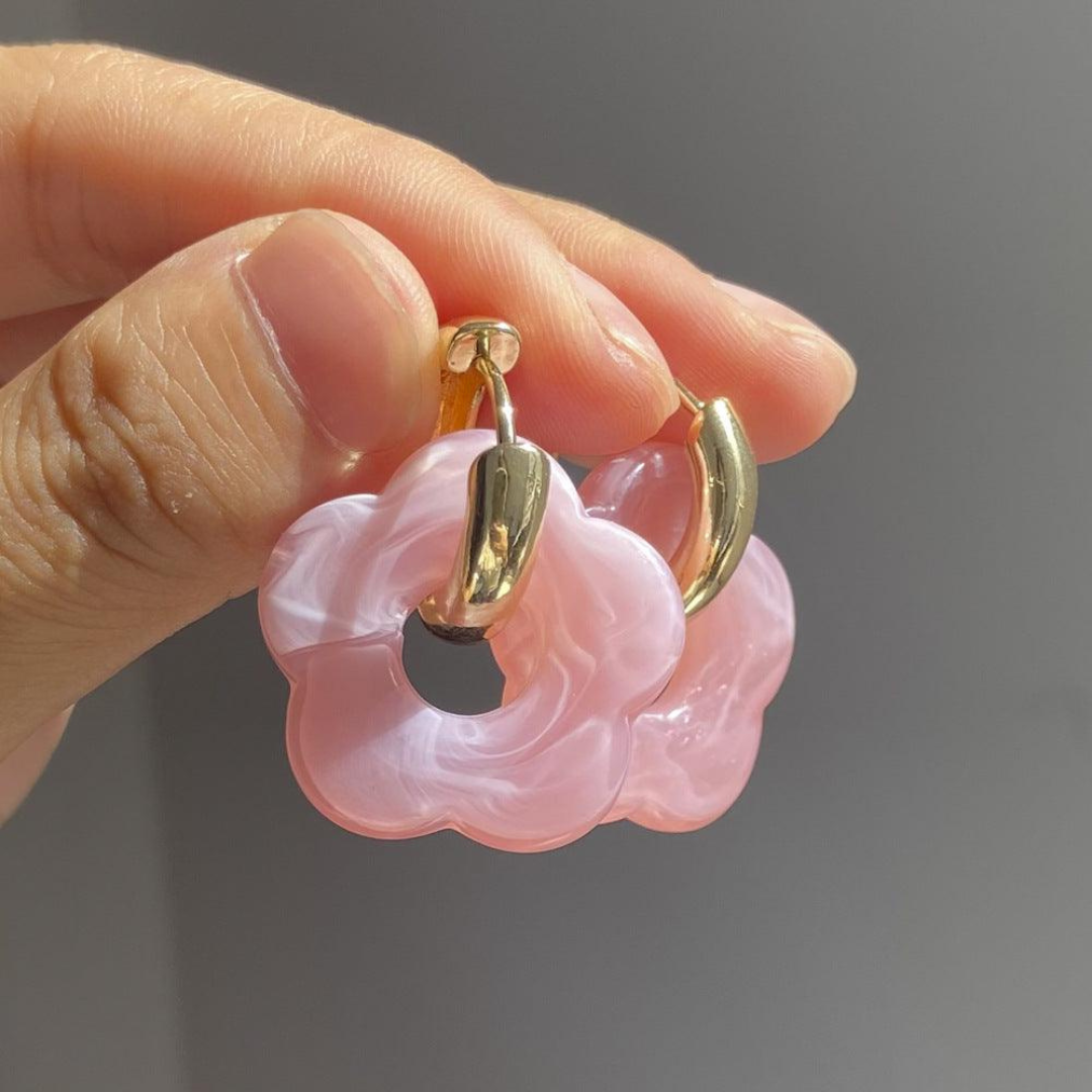 Gouden Bloem Oorbellen - Aurisel - Fijn Hangend Design - Elegante Cadeau Sieraad
