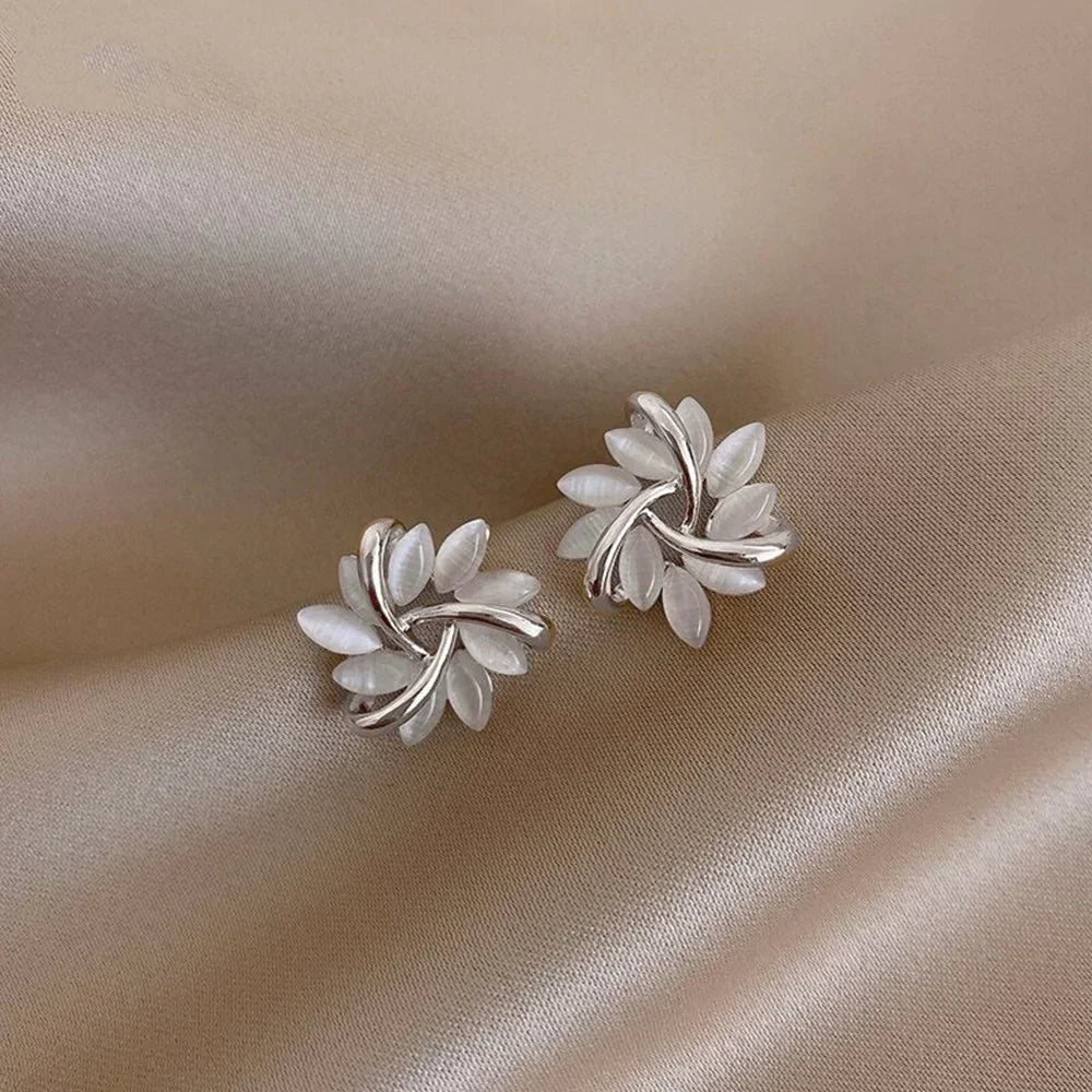Gouden Oorknopjes - Auravie - Opalen Bloem Design - Elegant Sieraad Cadeau