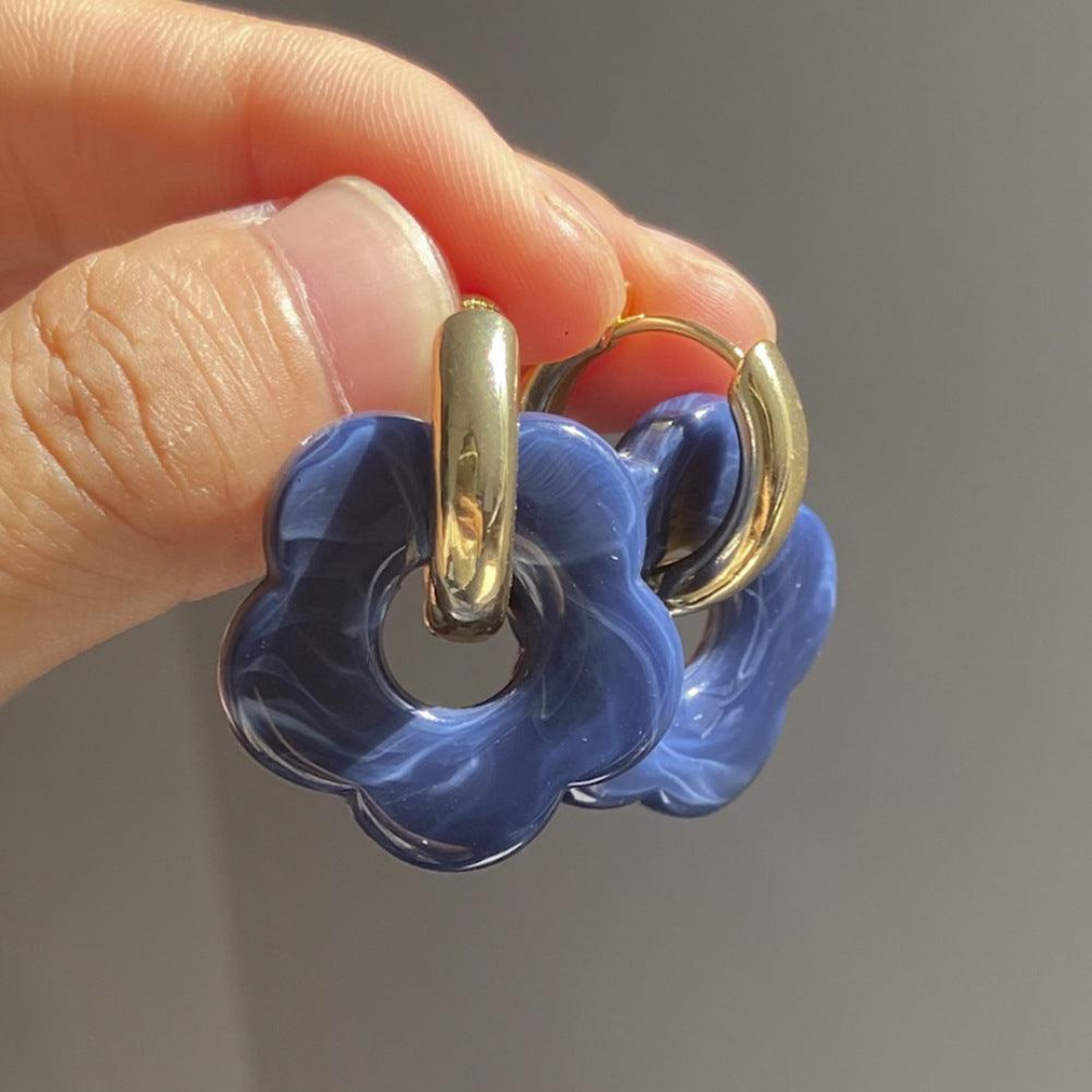 Gouden Bloem Oorbellen - Aurisel - Fijn Hangend Design - Elegante Cadeau Sieraad