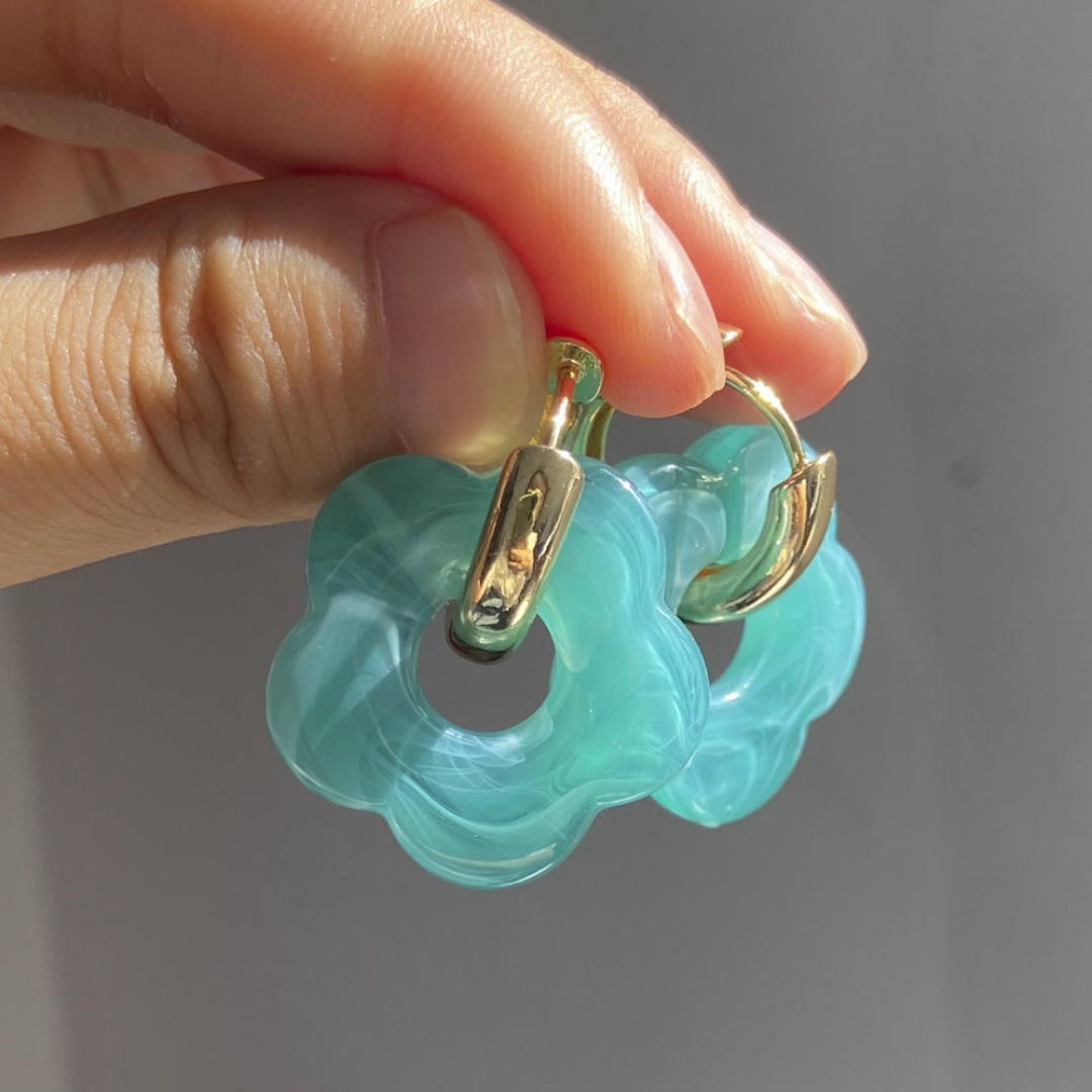 Gouden Bloem Oorbellen - Aurisel - Fijn Hangend Design - Elegante Cadeau Sieraad