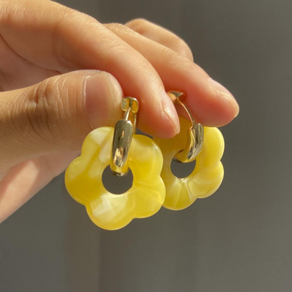 Gouden Bloem Oorbellen - Aurisel - Fijn Hangend Design - Elegante Cadeau Sieraad