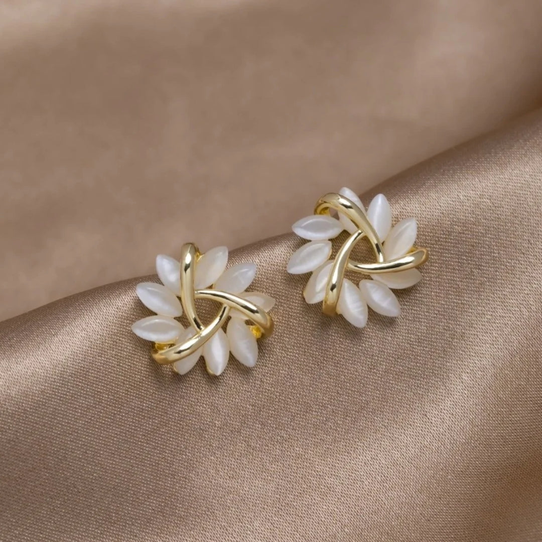 Gouden Oorknopjes - Auravie - Opalen Bloem Design - Elegant Sieraad Cadeau