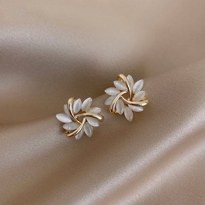 Gouden Oorknopjes - Auravie - Opalen Bloem Design - Elegant Sieraad Cadeau