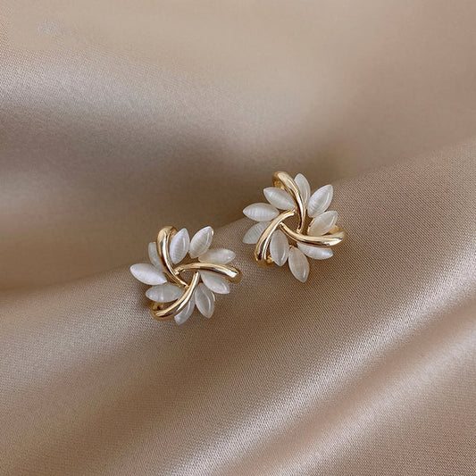 Gouden Oorknopjes - Auravie - Opalen Bloem Design - Elegant Sieraad Cadeau