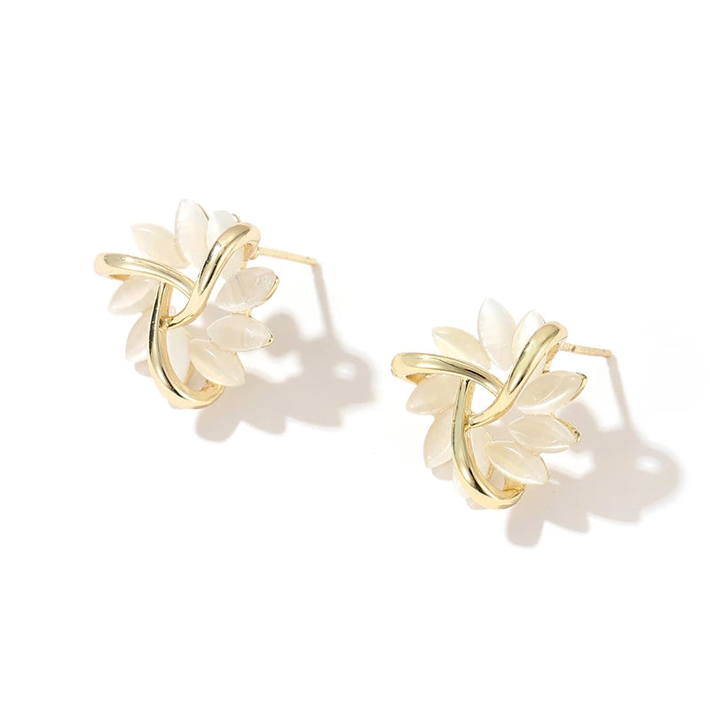 Gouden Oorknopjes - Auravie - Opalen Bloem Design - Elegant Sieraad Cadeau